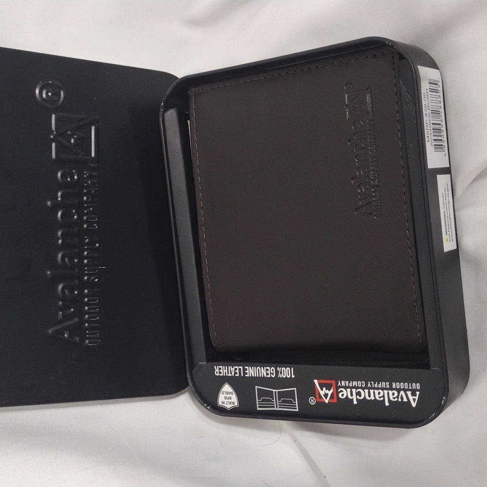 NIB Avalanche Dark Brown 100% Genuine Leather Wallet Built In RFD Shield